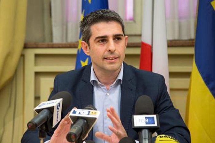 PARMA, 1 APR - "Ho ricevuto, verso le 23.30, una e-mail da Luigi Di Maio, con firma congiunta di Matteo Salvini, in cui si chiede esplicitamente la mia disponibilità ad accettare l'incarico di capo di un governo di coalizione tra Lega e 5 Stelle. Ho risposto che prima avrei sentito mia moglie, ma lei non è molto dell'idea. Farò sapere a entrambi finite le feste". E' il post apparso questa mattina sul profilo Facebook del sindaco di Parma, Federico Pizzarotti. E' il pesce d'aprile del primo cittadino della città emiliana che in pochi minuti ha sfondato la soglia delle 500 condivisioni, centinaia di commenti e migliaia di 'like'. In molti ovviamente hanno subito compreso si trattasse di uno scherzo, vista anche l'ironia di parlare nel testo di e-mail e della moglie (temi al centro della querelle ai tempi della sospensione di Pizzarotti dal movimento di Grillo) ma c'è anche chi ha creduto allo scritto dell'attuale leader del partito dei sindaci tanto da chiedere la pubblicazione della e-mail originale.