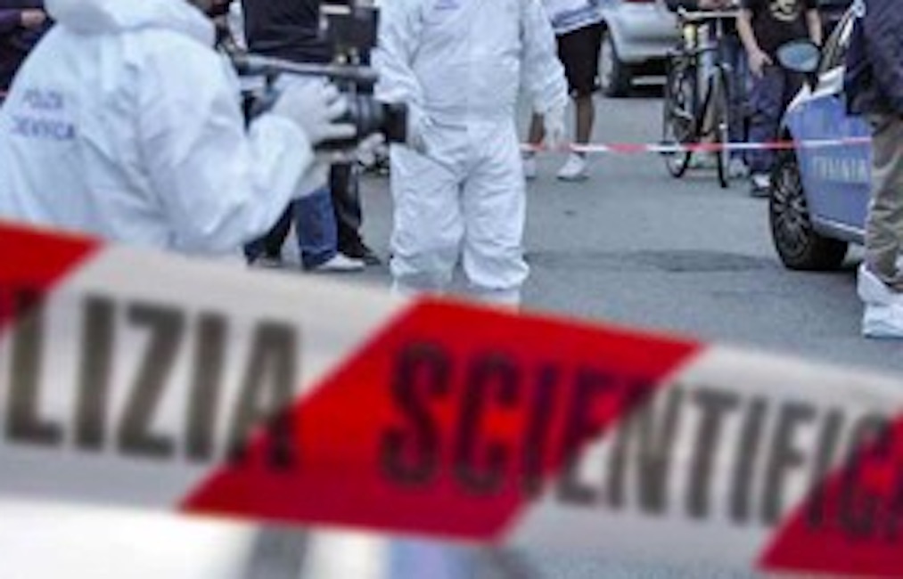 Torino, trovata donna morta in strada: aveva un laccio al collo...