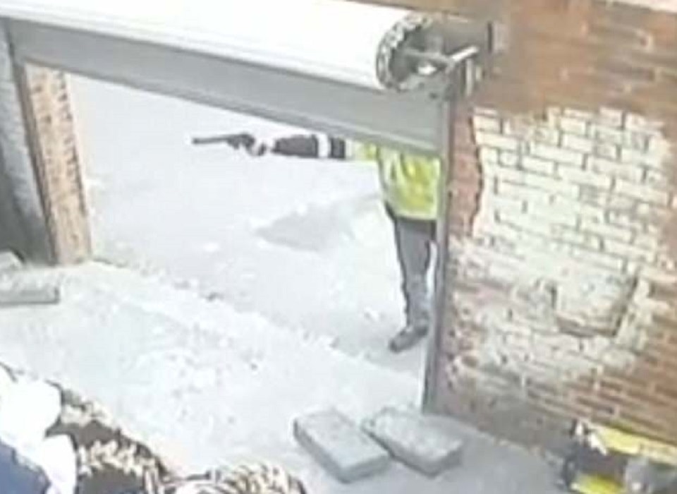 Insegue due bambini: la polizia lo arresta