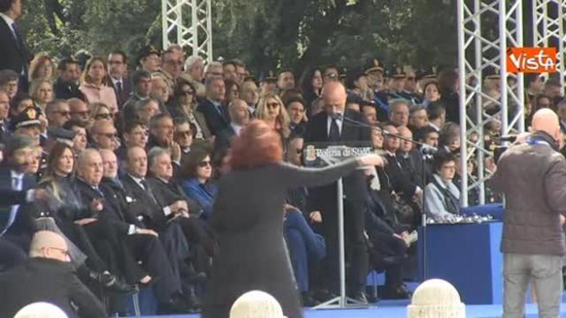 YOUTUBE Poliziotta sviene alla Festa della Polizia. Roberto Fico corre in soccorso e ferma Minniti