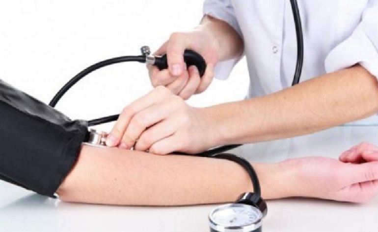 Pressione arteriosa, ecco come misurarla al meglio