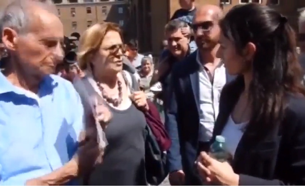 Virginia Raggi contestata a Roma per la monnezza: la reazione