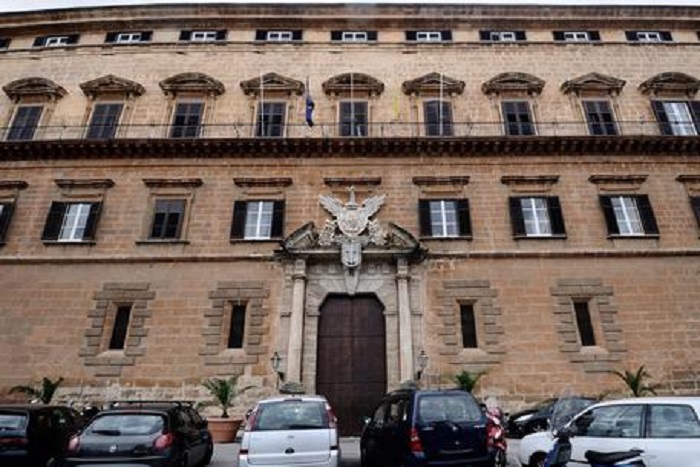 Regione Sicilia, dipendenti si fanno adottare: parente con handicap vale tre giorni di non lavoro al mese