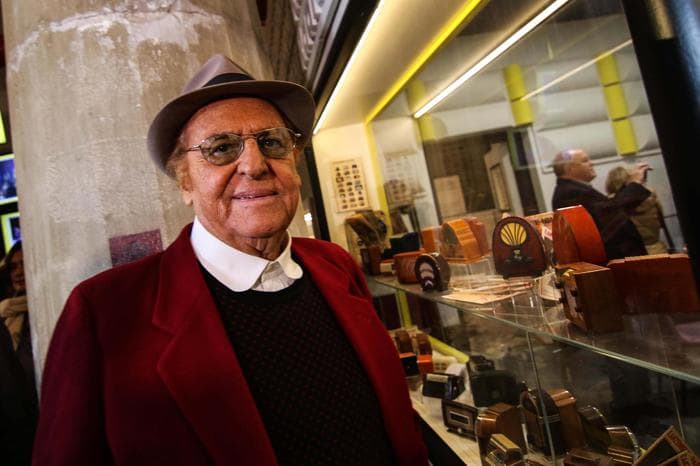 Renzo Arbore, imprevisto di salute: operazione all'anca. Cambiano le date del tour