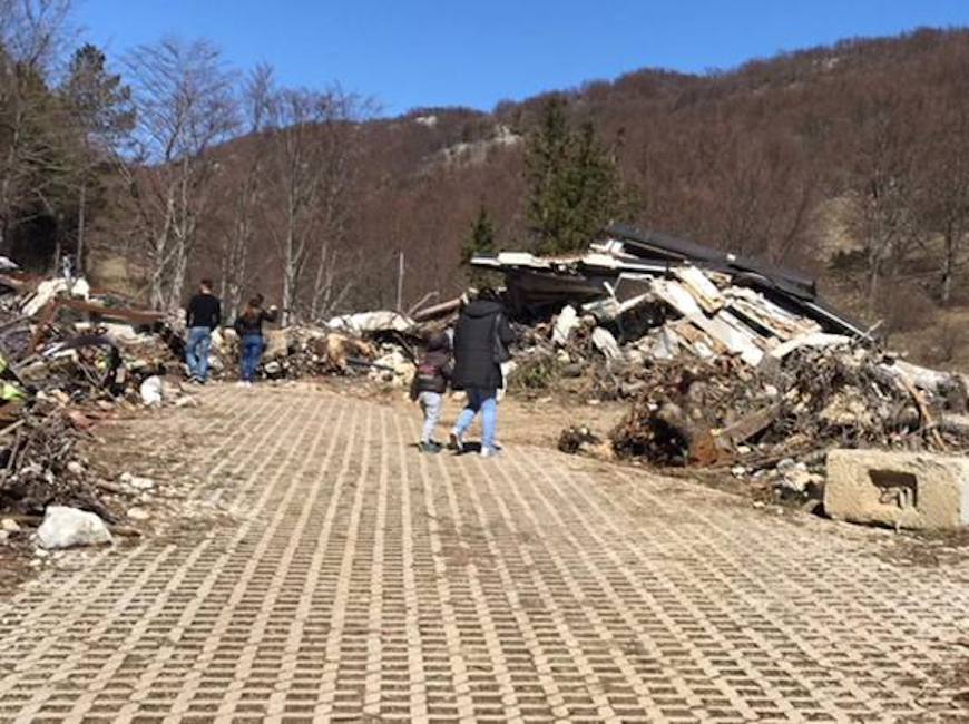 Rigopiano, turismo macabro a Pasquetta: selfie e souvenir dal luogo della tragedia