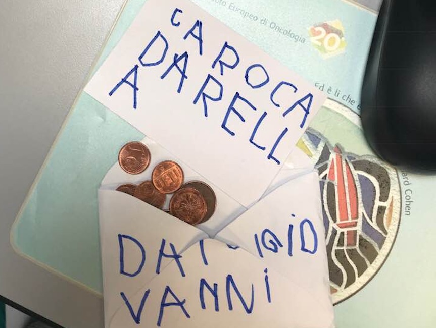 Mamma guarisce dal cancro, il figlio di 5 anni dona i suoi risparmi al medico che l'ha salvata: "Sono per la ricerca"