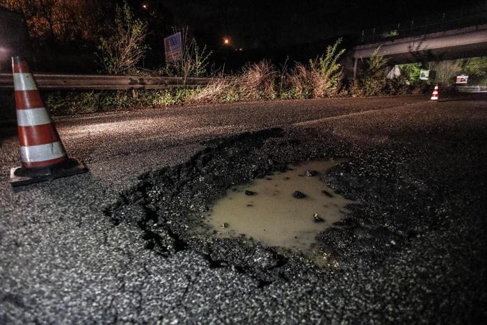 Una buca sulla via Salaria a Roma