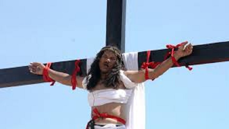 FIlippine: Ruben Enaje si fa inchiodare per la trentaduesima volta durante il Venerdì Santo