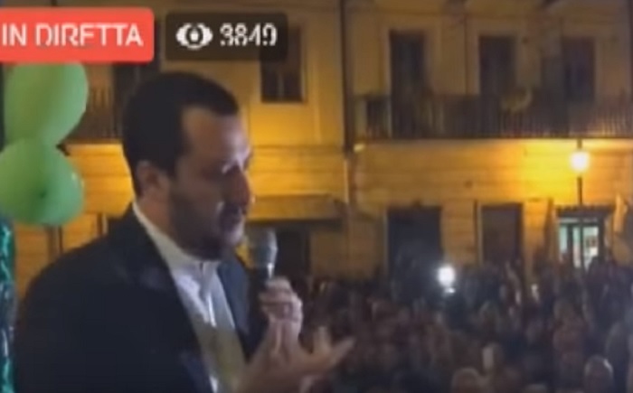 Matteo Salvini alla signora che lo interrompe al comizio: "La vedrei al posto della Boldrini" VIDEO