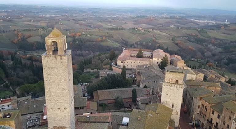 San Gimignano (Siena), crolla tratto delle mura medievali: nessun ferito (foto Ansa)