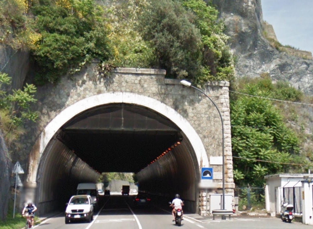Incendio a bordo di un pullman di studenti in galleria vicino a Savona