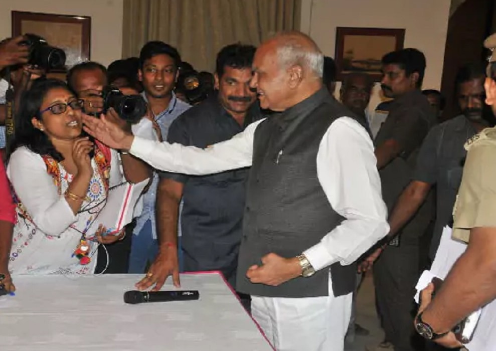 politico indiano schiaffo giornalista