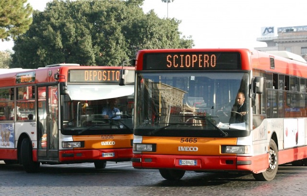 Scioperi trasporti, il Garante li dimezza: "Sono troppi, distanza minima raddoppia da 10 a 20 giorni"
