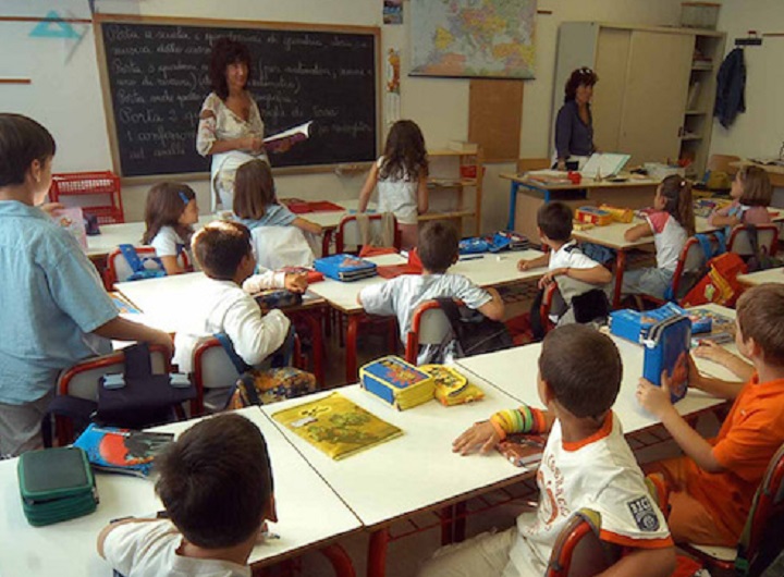 Ascoli, bambino di 8 anni prende a calci la maestra. Poi si chiude a chiave in bagno
