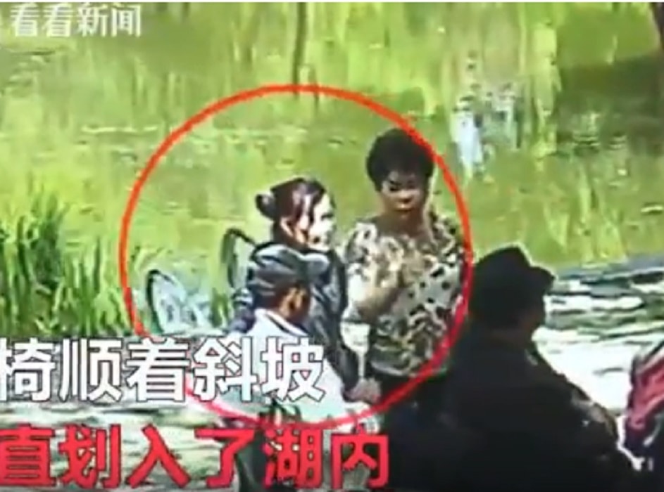 Anziana nello stagno con sedia a rotelle