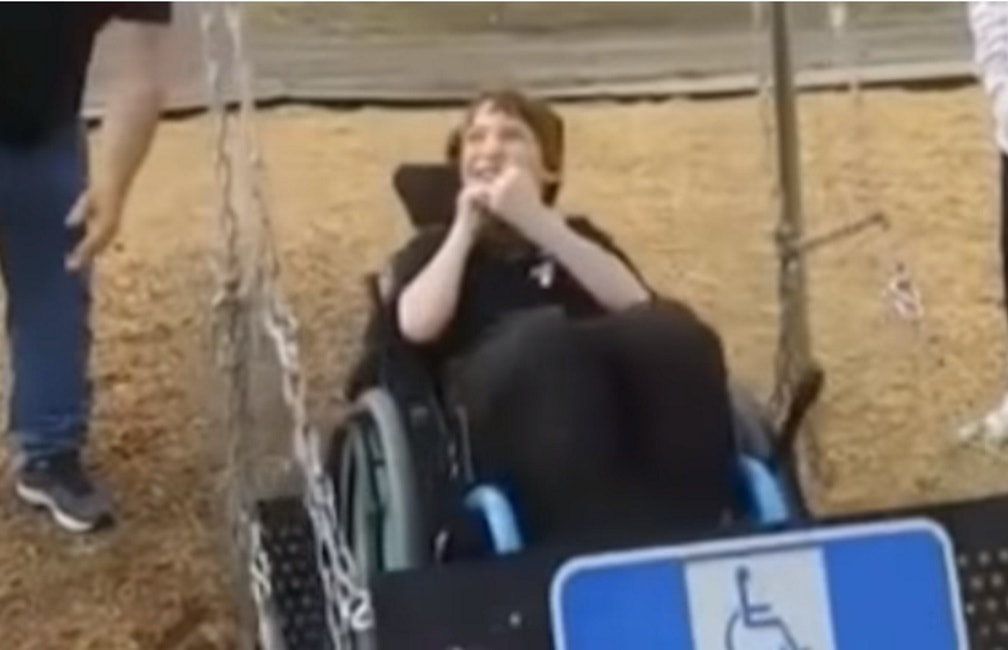 Seth Allen, la gioia del ragazzo disabile in altalena