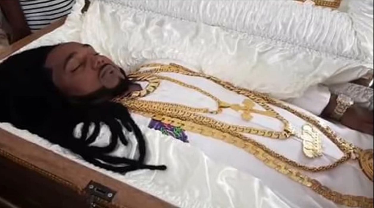 Milionario sepolto nella bara d'oro