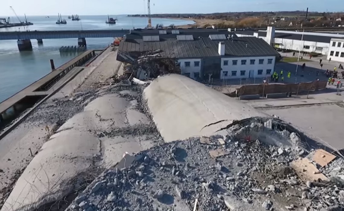 Silo di cemento cade sul lato sbagliato e distrugge parte di una biblioteca