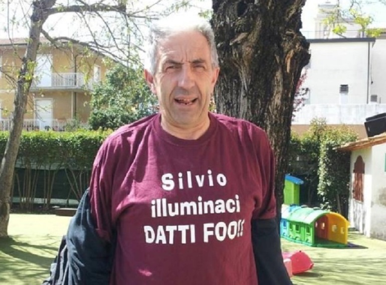 "Silvio illuminaci, datti fuoco". Polemiche sulla t-shirt indossata da un prete nel pisano