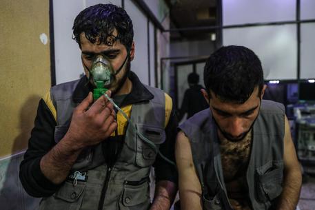 Siria, gas sui civili sfollati a Ghuta, si temono 100 morti. Trump attacca Putin e l'animale Assad