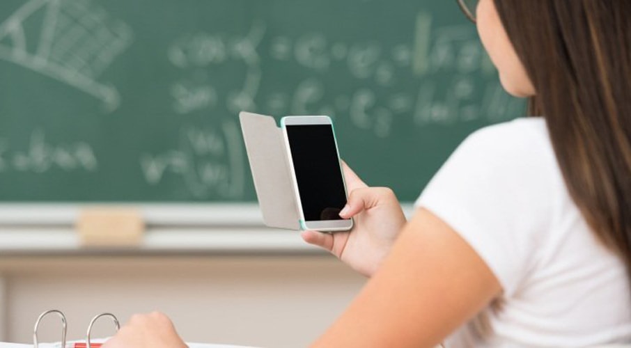 Scuola: "lavori forzati" (pulisci i corridoi) se usi lo smartphone in classe all'Iti di Torino