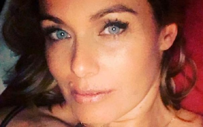 Sonia Bruganelli, la moglie di Paolo Bonolis sveglia la figlia: "Andiamo da Gucci?" VIDEO