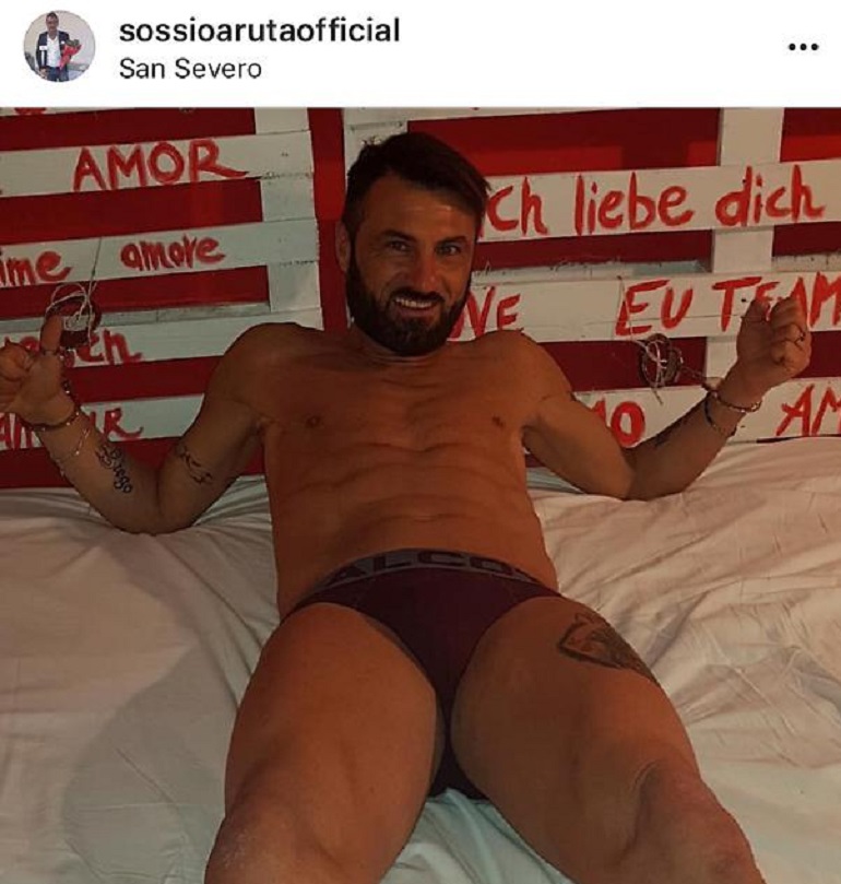 Sossio Aruta insultato su Instagram per questa foto: "Piccolino..."