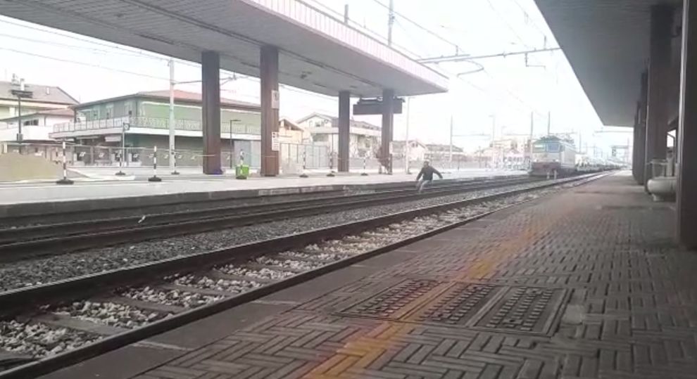 Montesilvano, si stende sotto al treno che arriva in stazione per gioco