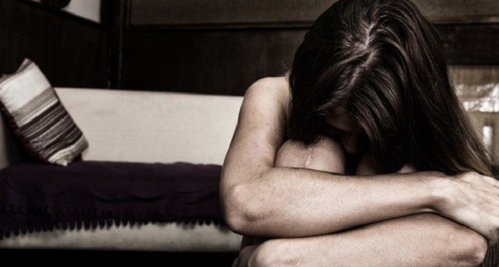 Poliziotta inglese aggredita sessualmente dall'uomo che stava arrestando per stupro