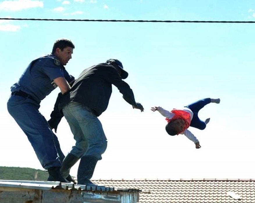 Bimba sei mesi vola giù dalla baracca