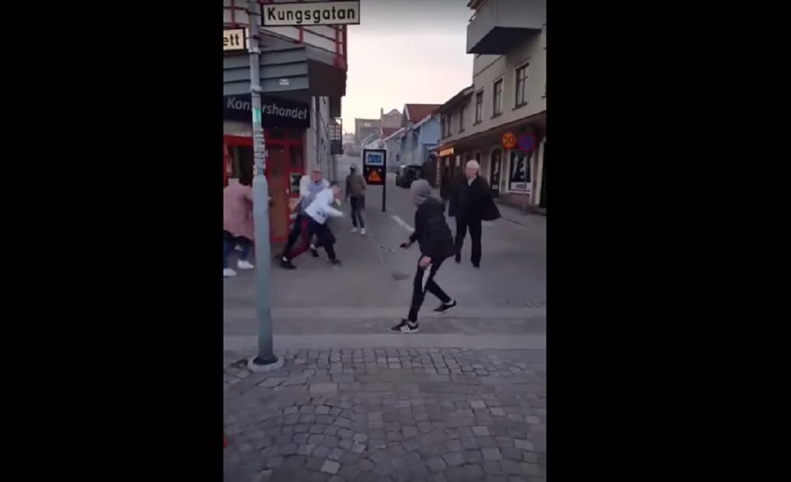 scìvezia immigrati fuori dal ristorante