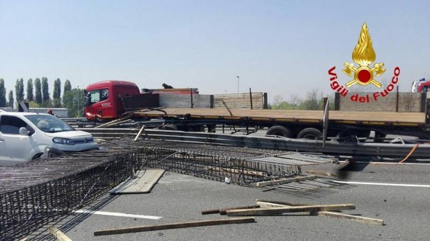 Milano, incidente in tangenziale Ovest: tir perde carico di ferro, 5 feriti. Uno è grave