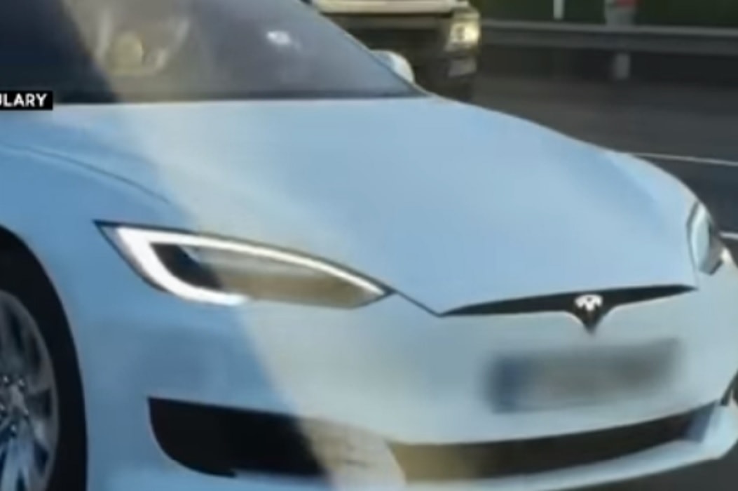 tesla con autopilota