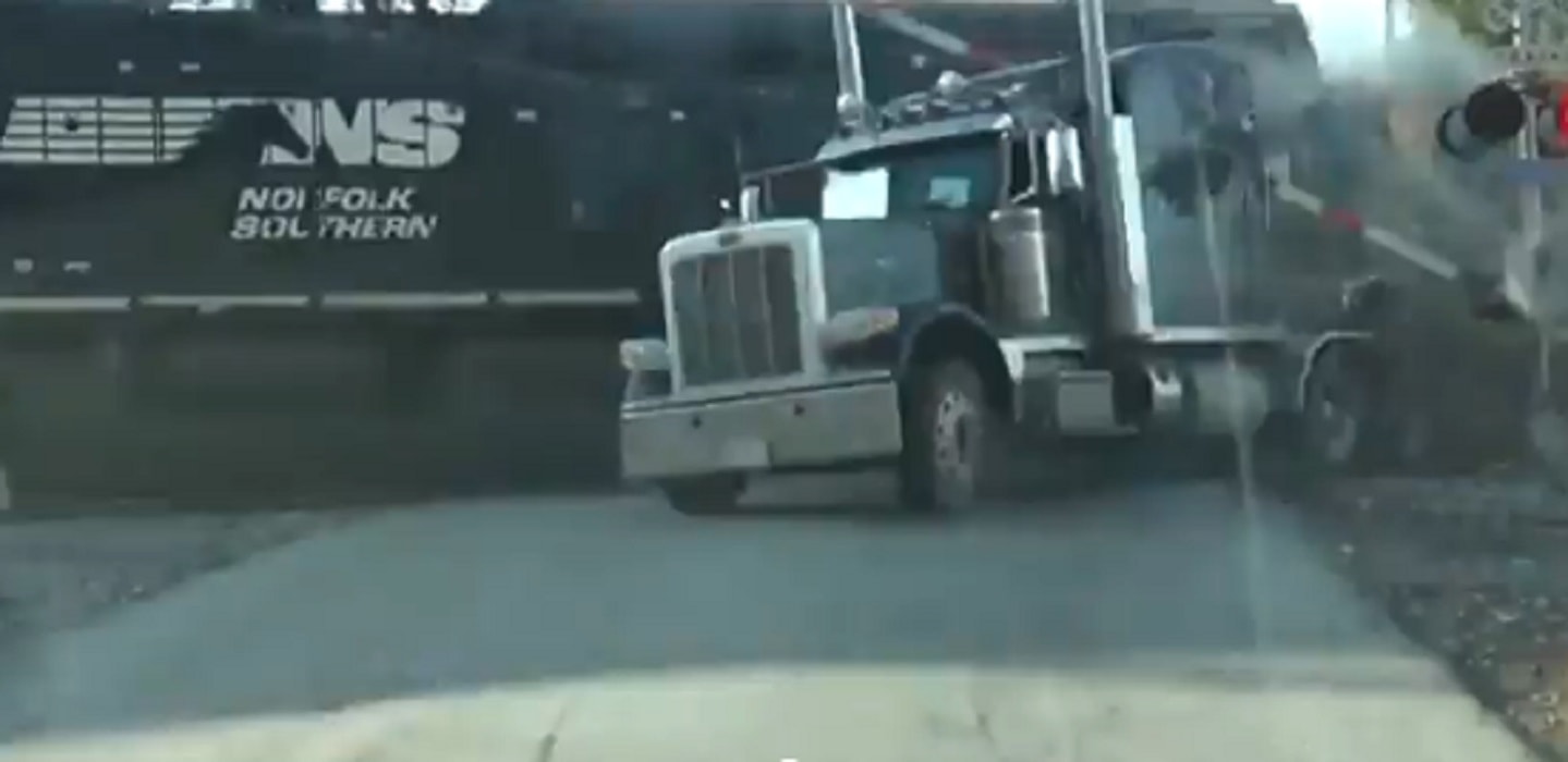 Tir bloccato sui binari, conducente riesce a fuggire