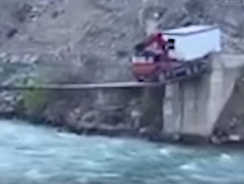 Camion sul ponte in Turchia