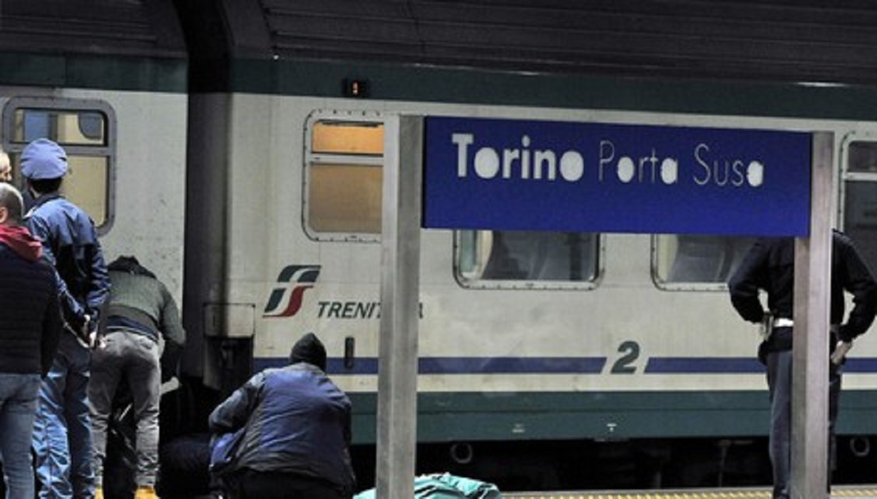 Torino, 15enne travolta da treno. Beatrice Inguì si sarebbe suicidata: "Sono troppo grassa"