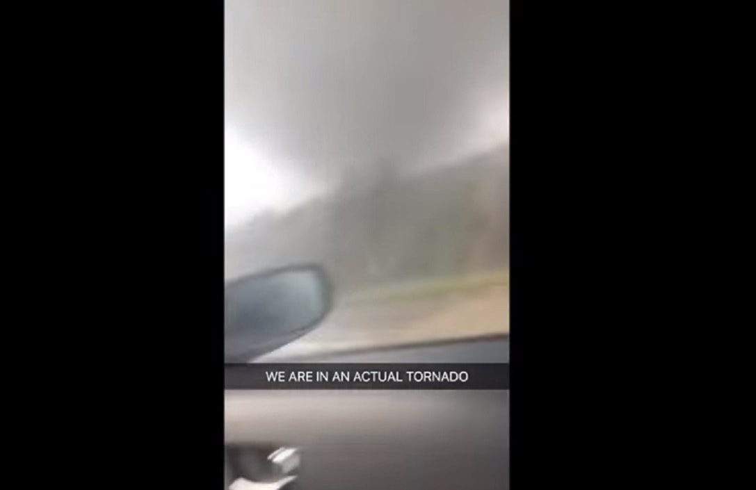 Usa auto nel torando donna presa da panico