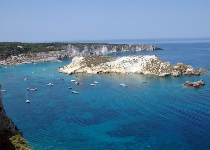 Vietati piatti e posate di plastica alle isole Tremiti