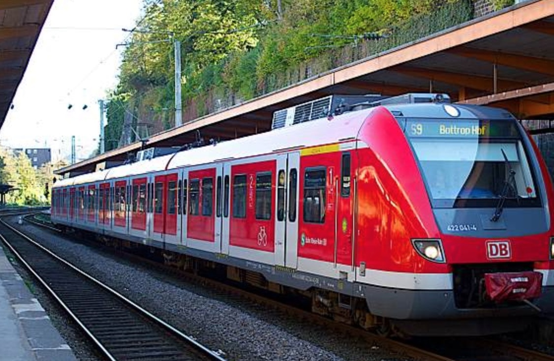 Profugo respinto strappa bimbo dalle braccia di sua madre e si getta sotto un treno