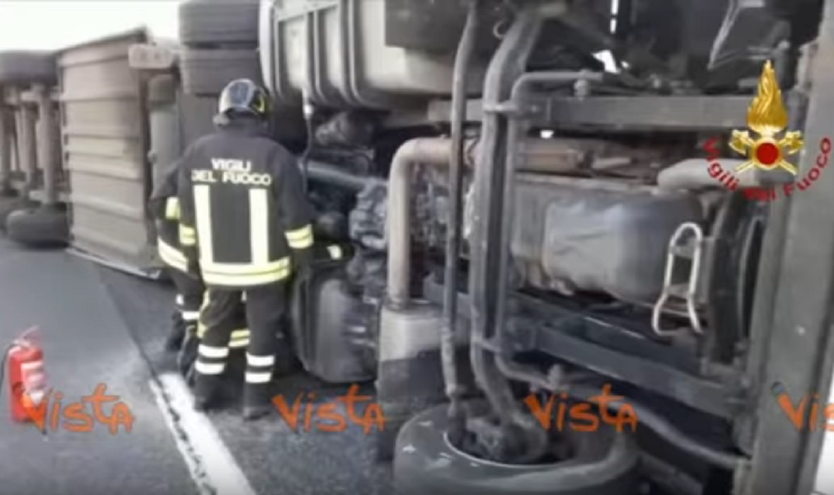 Tir si ribalta Trieste