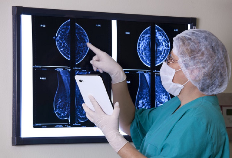 Tumori, in Italia al Sud si muore di più. E uno su cinque non ha soldi per curarsi (foto d'archivio Ansa)