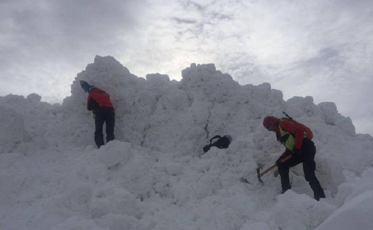 Valanga Passo Crocedomini (Brescia), si cercano tre persone. Recuperato un uomo: è grave