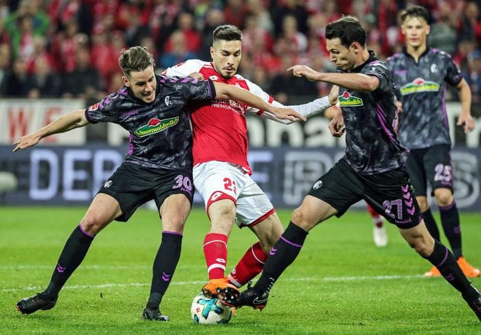 Var assegna rigore durante l'intervallo in Bundesliga: l'arbitro richiama tutti in campo