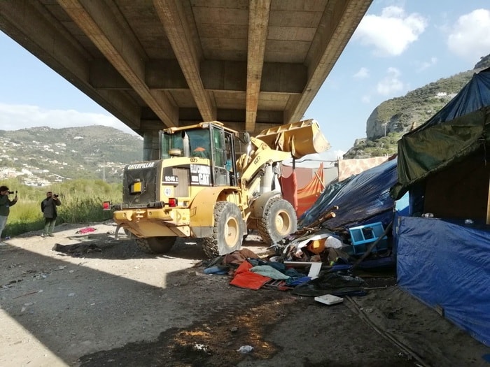 A Ventimiglia ruspe in azione nell'accampamento dei migranti, via le tende dal torrente Roja