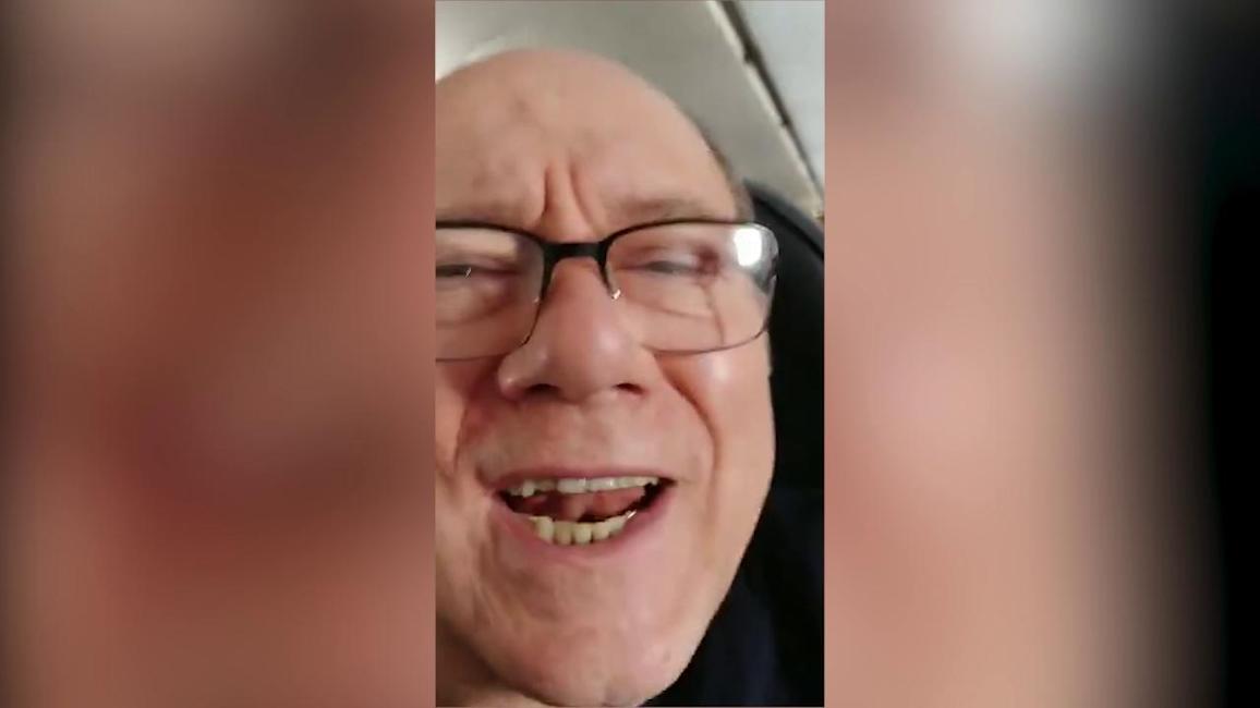 YOUTUBE Carlo Verdone, turbolenza in aereo: "E chiamala leggera!"