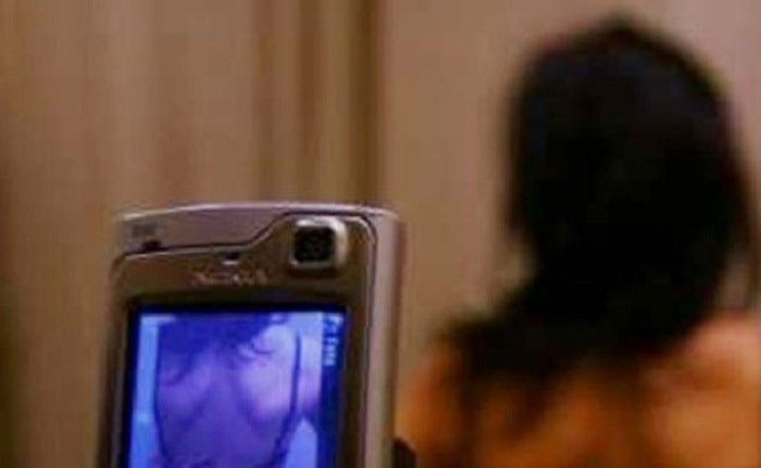 Milano, fecero girare un video intimo dell'amica tredicenne in chat: liceali sospesi, faranno lavori socialmente utili