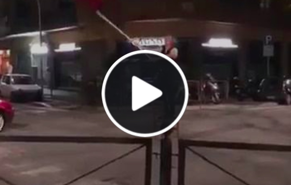 Video, tifoso Roma sventola bandiera su una sedia in mezzo strada: "Affacciatevi laziali"