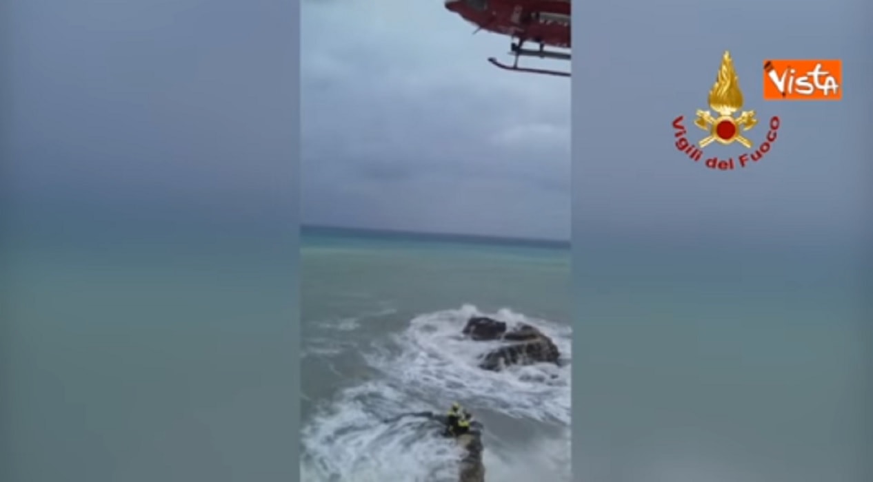 Bigili del fuoco Avola salvataggio scogliera