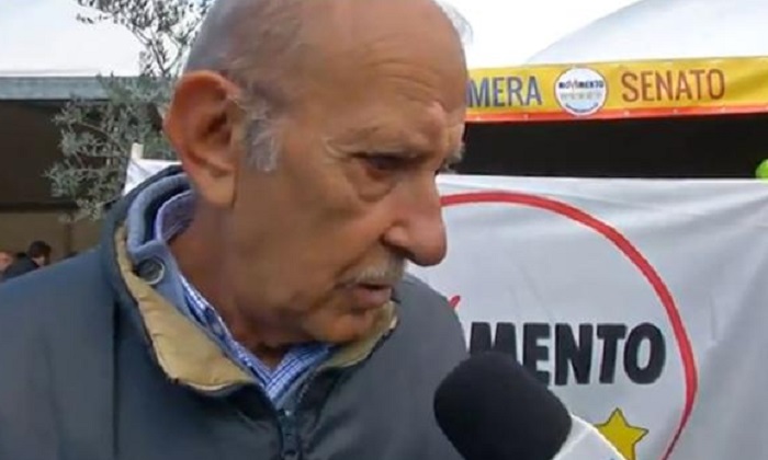 Alessandro Di Battista, il padre Vittorio: "Luigi Di Maio, pulisci il divano dove si è seduto il nano!"