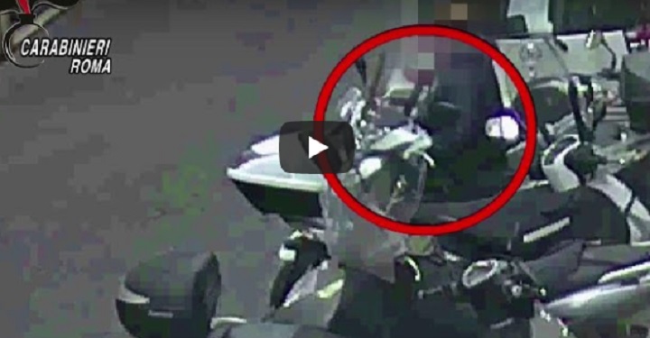 YOUTUBE Meno di 30 secondi per rubare uno scooter nel centro di Roma